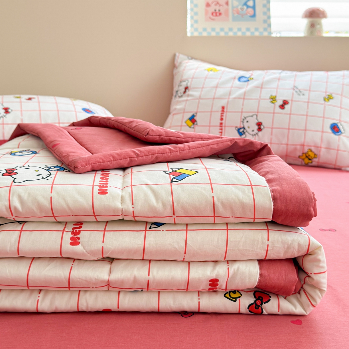 91家纺网 家纺一手货源 找家纺 沐辰 2026春夏新款A类三丽鸥蜡笔小新全棉棉花夏被夏凉被空调被 方格凯蒂猫