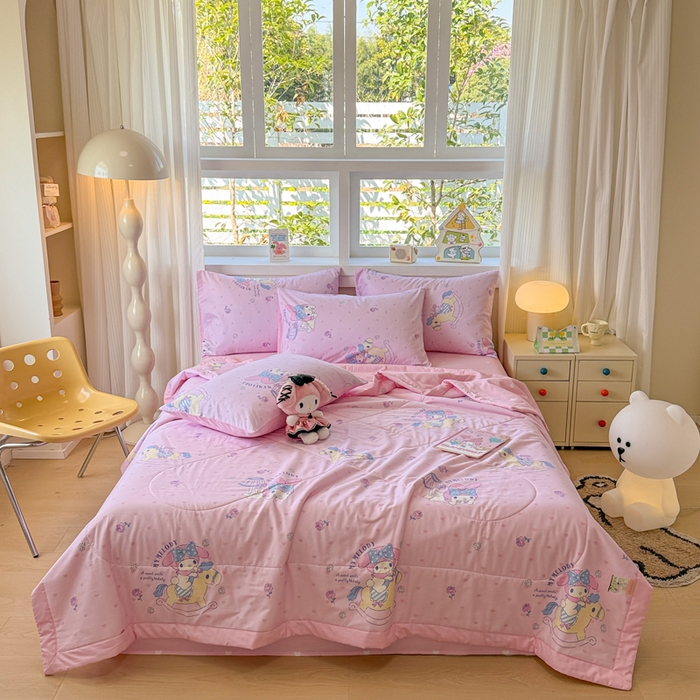 91家纺网 家纺一手货源 找家纺 沐辰 2026春夏新款A类三丽鸥蜡笔小新全棉棉花夏被夏凉被空调被 开心美乐蒂