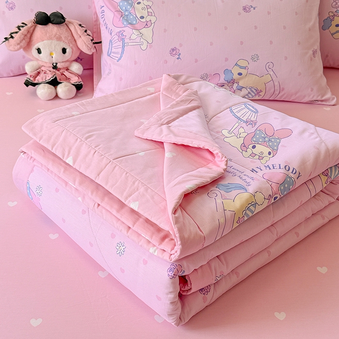 91家纺网 家纺一手货源 找家纺 沐辰 2026春夏新款A类三丽鸥蜡笔小新全棉棉花夏被夏凉被空调被 开心美乐蒂