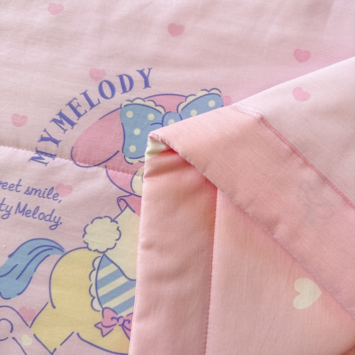 91家纺网 家纺一手货源 找家纺 沐辰 2026春夏新款A类三丽鸥蜡笔小新全棉棉花夏被夏凉被空调被 开心美乐蒂