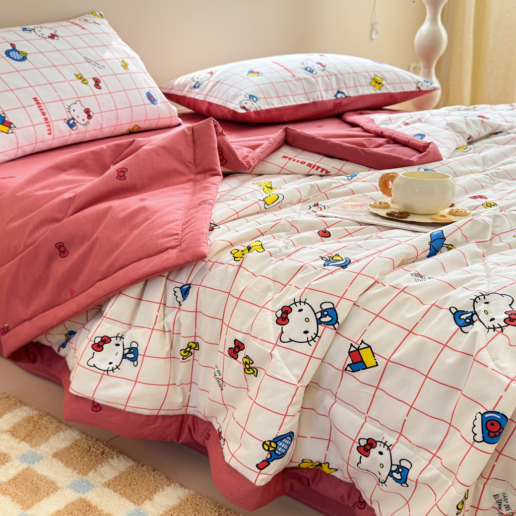 91家纺网 家纺一手货源 找家纺 沐辰 2026春夏新款A类三丽鸥蜡笔小新全棉棉花夏被夏凉被空调被 方格凯蒂猫