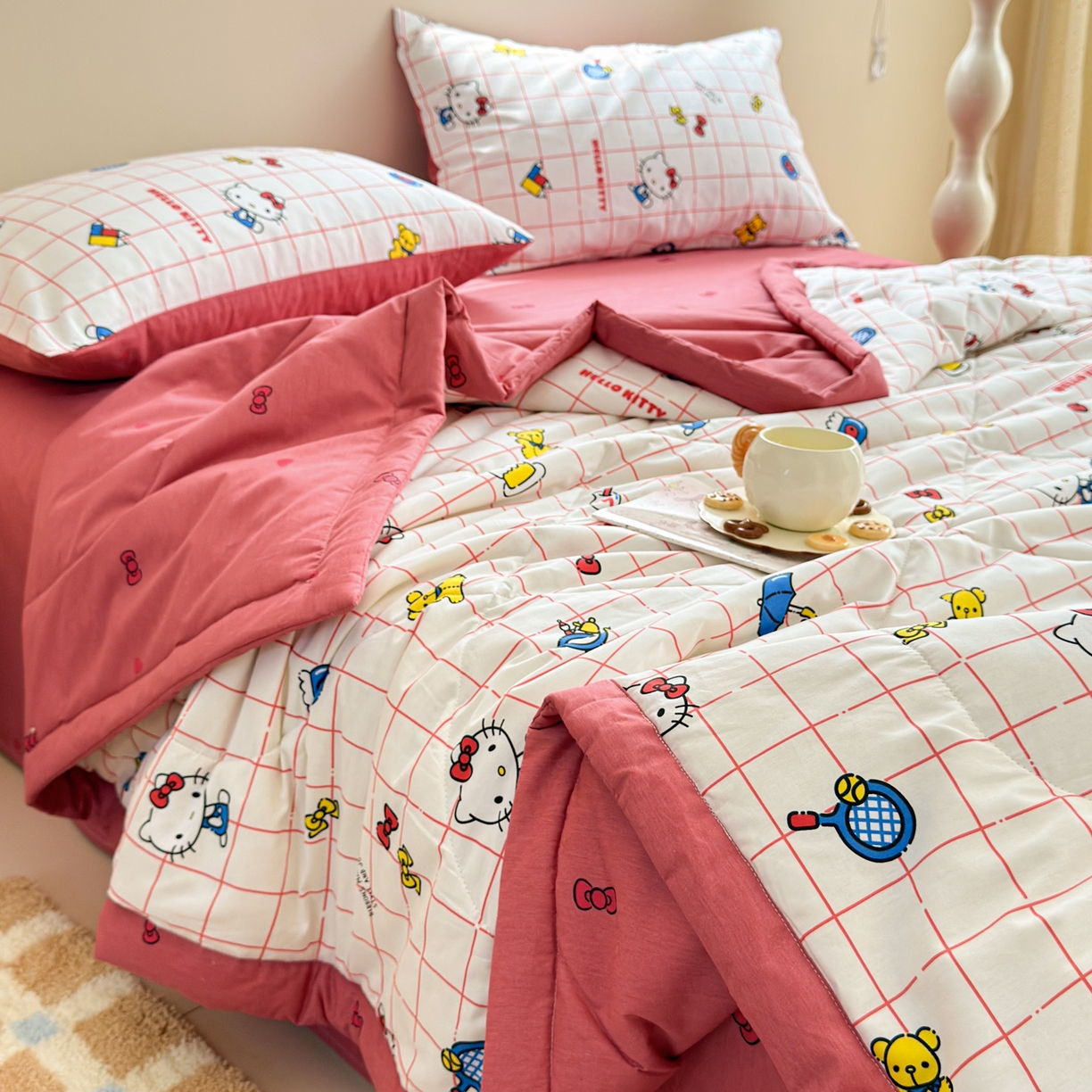 91家纺网 家纺一手货源 找家纺 沐辰 2026春夏新款A类三丽鸥蜡笔小新全棉棉花夏被夏凉被空调被 方格凯蒂猫