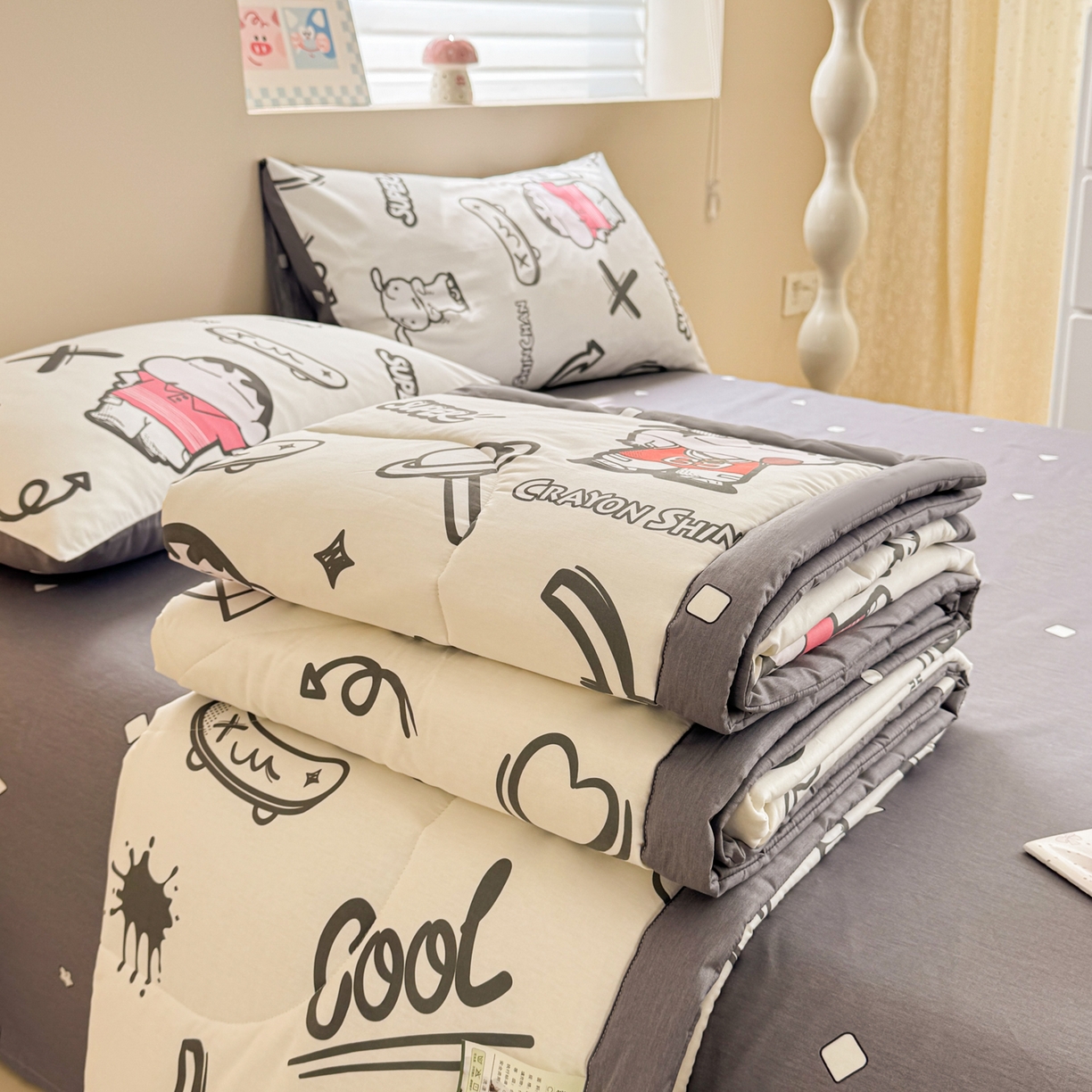 91家纺网 家纺一手货源 找家纺 沐辰 2026春夏新款A类三丽鸥蜡笔小新全棉棉花夏被夏凉被空调被 涂鸦小新