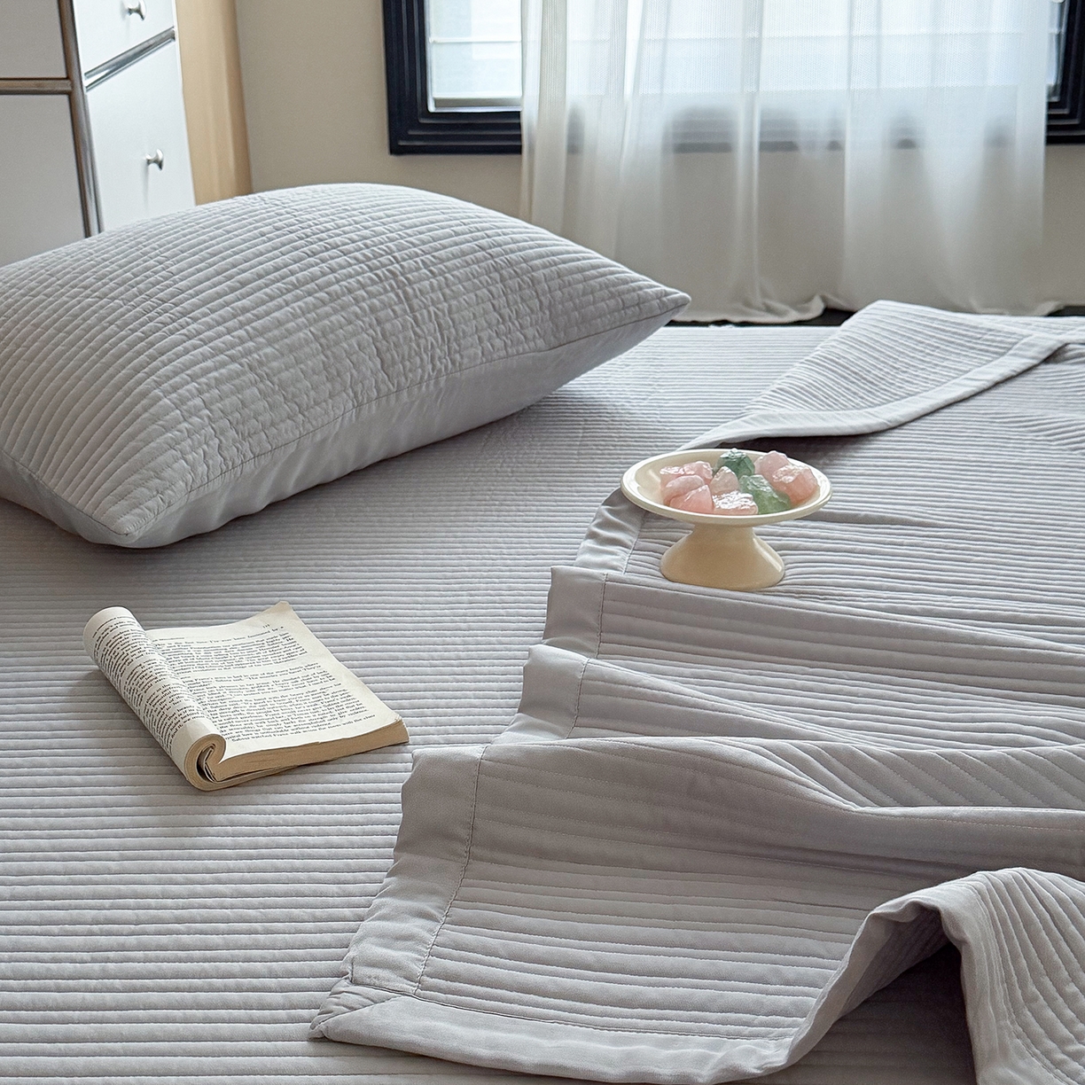 91家纺网 家纺一手货源 找家纺 漫调家纺 2026新款韩国莫代尔夏被床盖系列-宽边直条款 雾灰