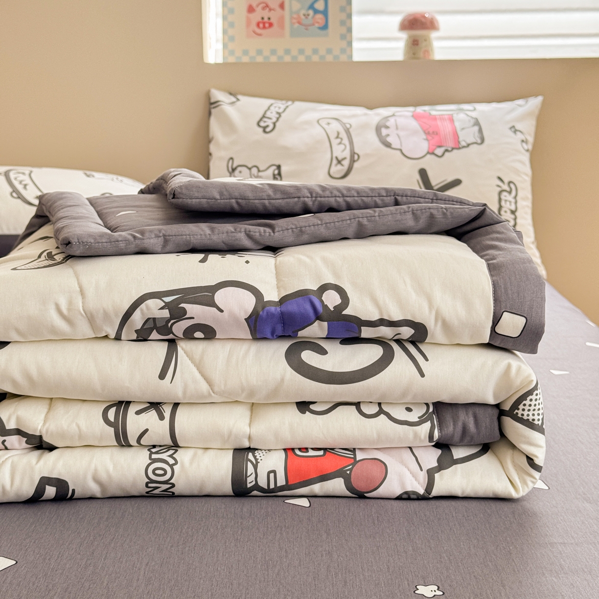 91家纺网 家纺一手货源 找家纺 沐辰 2026春夏新款A类三丽鸥蜡笔小新全棉棉花夏被夏凉被空调被 涂鸦小新