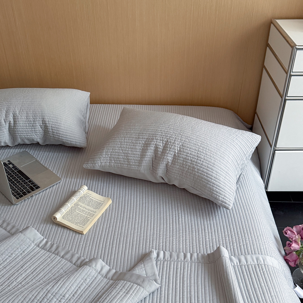 91家纺网 家纺一手货源 找家纺 漫调家纺 2026新款韩国莫代尔夏被床盖系列-宽边直条款 雾灰