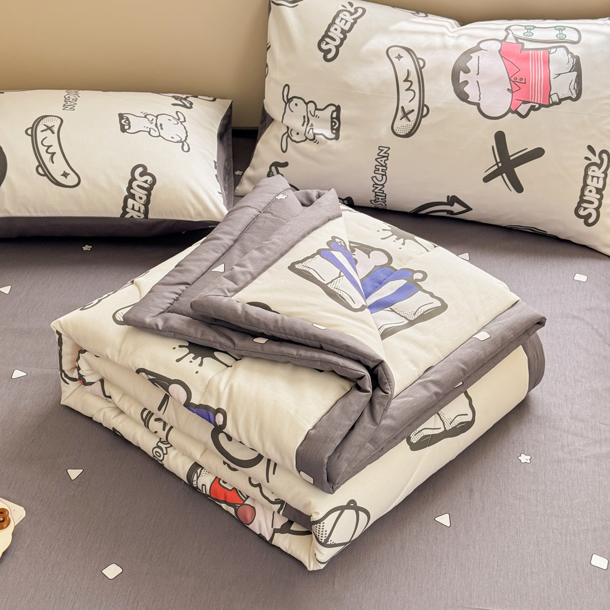 91家纺网 家纺一手货源 找家纺 沐辰 2026春夏新款A类三丽鸥蜡笔小新全棉棉花夏被夏凉被空调被 涂鸦小新