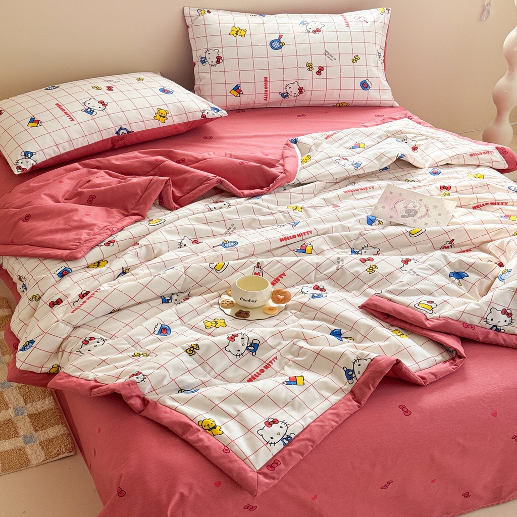 91家纺网 家纺一手货源 找家纺 沐辰 2026春夏新款A类三丽鸥蜡笔小新全棉棉花夏被夏凉被空调被 方格凯蒂猫
