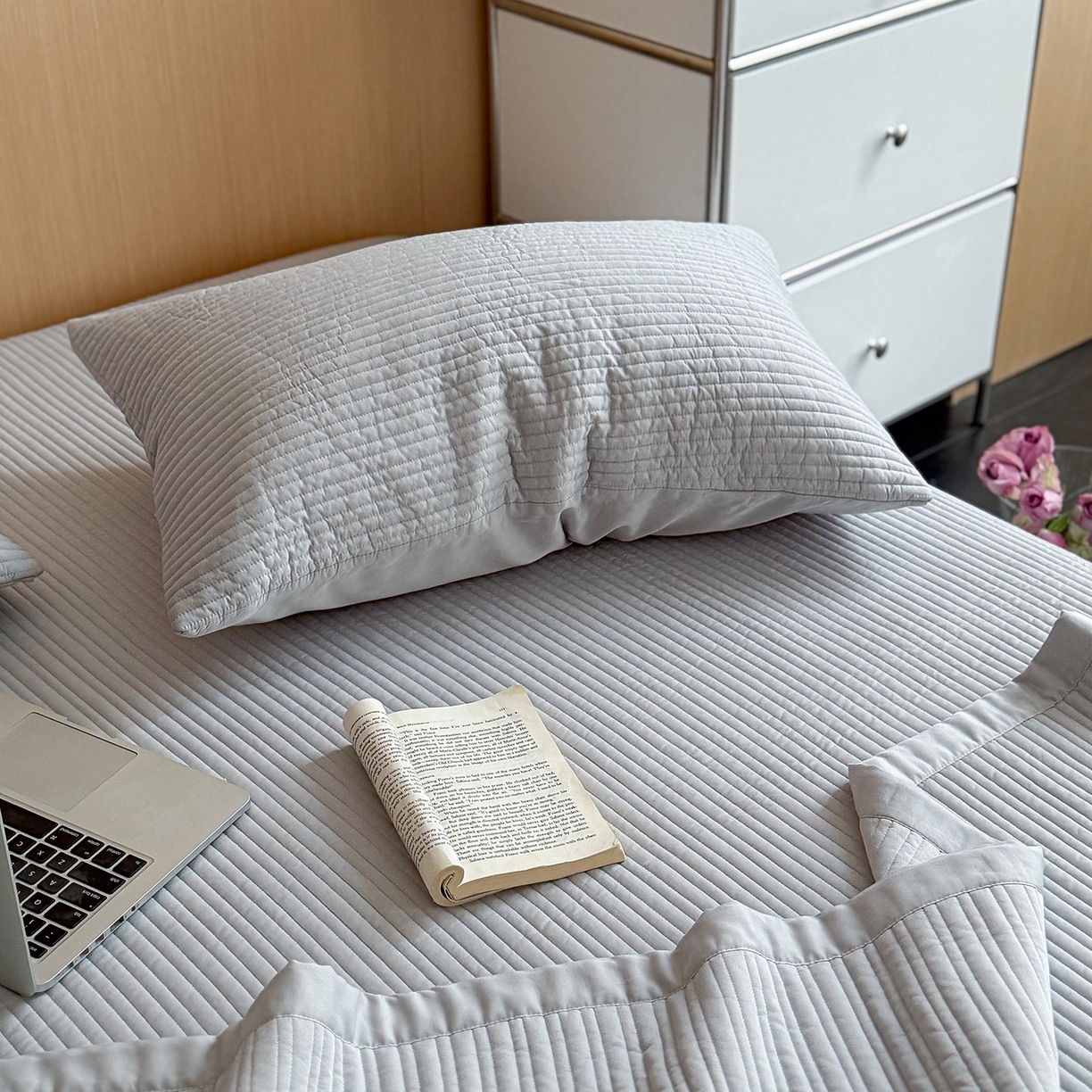 91家纺网 家纺一手货源 找家纺 漫调家纺 2026新款韩国莫代尔夏被床盖系列-宽边直条款 雾灰