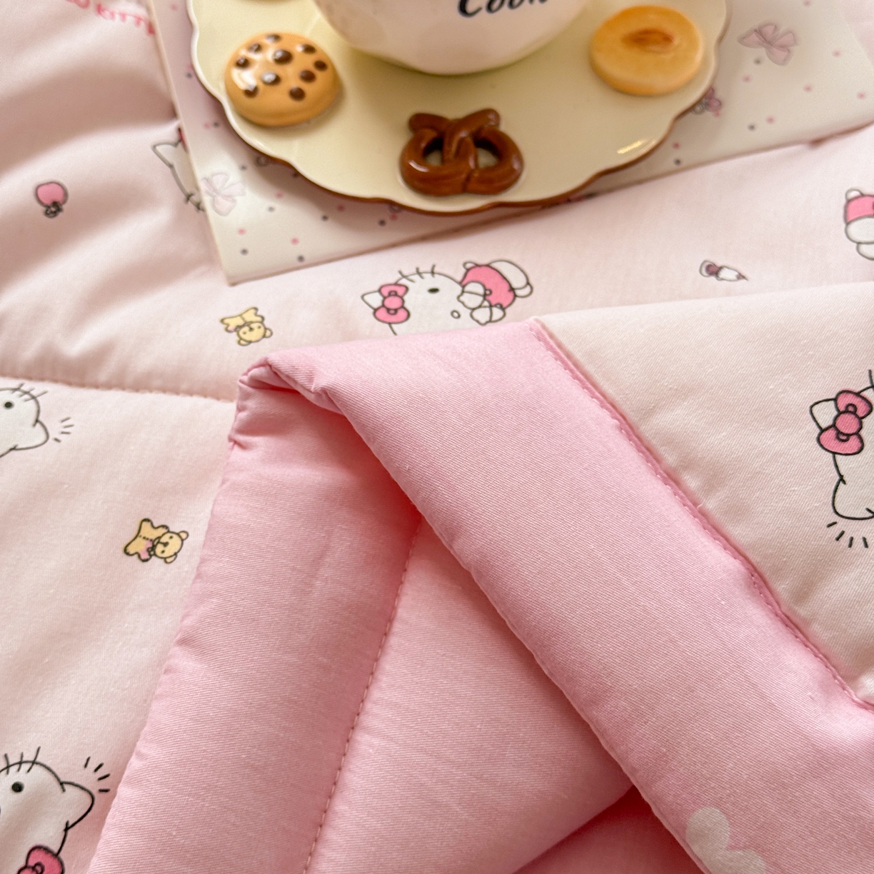 91家纺网 家纺一手货源 找家纺 沐辰 2026春夏新款A类三丽鸥蜡笔小新全棉棉花夏被夏凉被空调被 粉甜日记