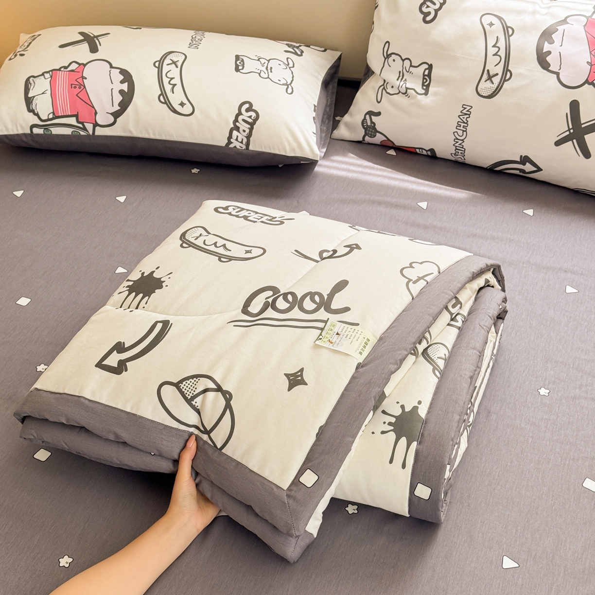 91家纺网 家纺一手货源 找家纺 沐辰 2026春夏新款A类三丽鸥蜡笔小新全棉棉花夏被夏凉被空调被 涂鸦小新