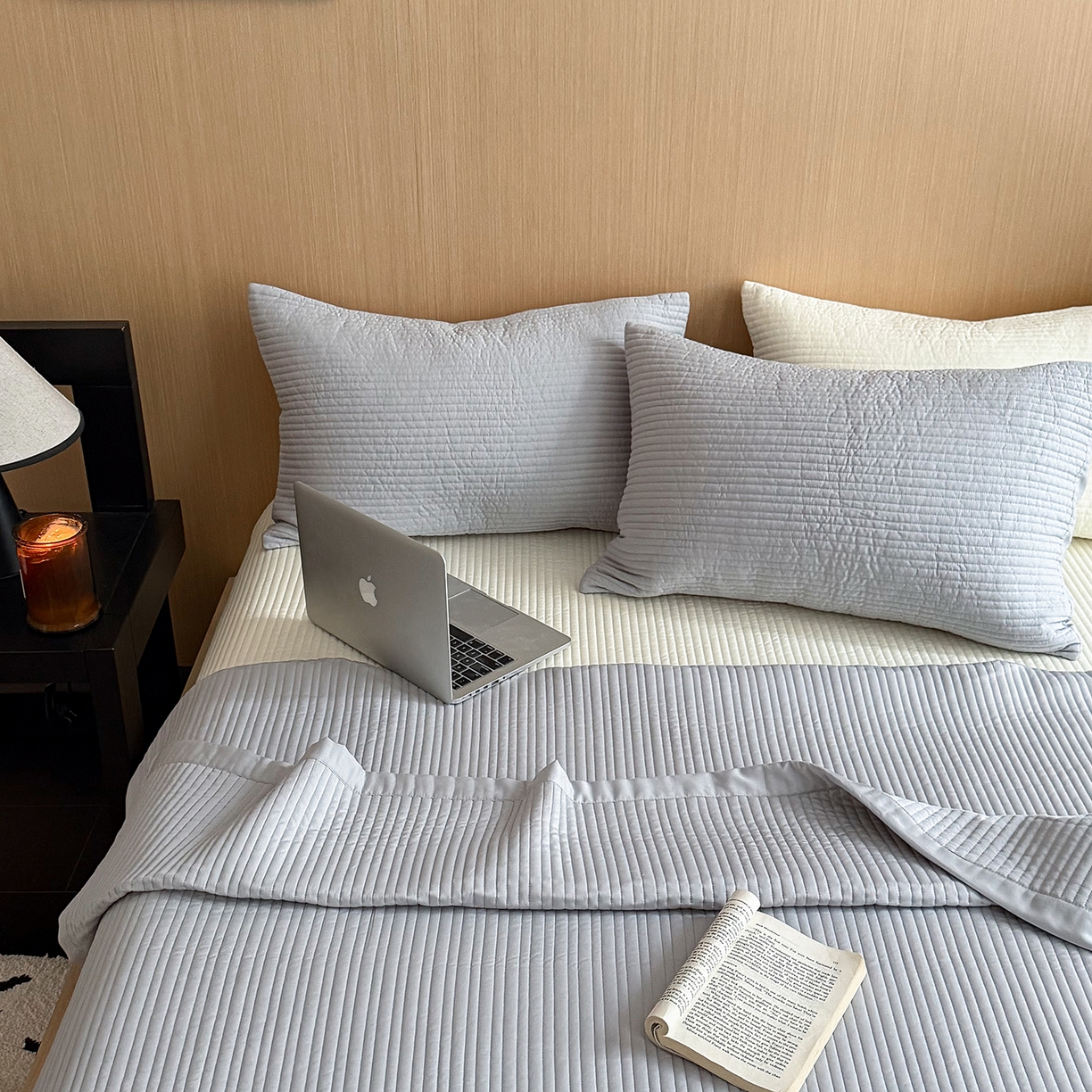 91家纺网 家纺一手货源 找家纺 漫调家纺 2026新款韩国莫代尔夏被床盖系列-宽边直条款 雾灰