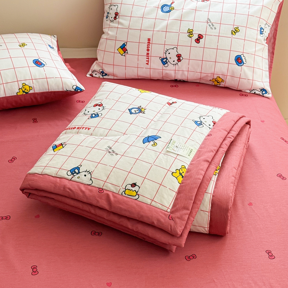 91家纺网 家纺一手货源 找家纺 沐辰 2026春夏新款A类三丽鸥蜡笔小新全棉棉花夏被夏凉被空调被 方格凯蒂猫