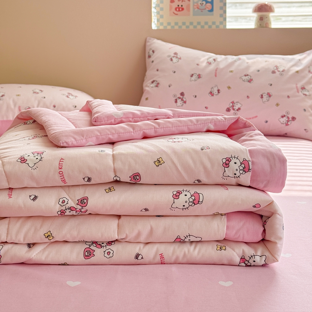 91家纺网 家纺一手货源 找家纺 沐辰 2026春夏新款A类三丽鸥蜡笔小新全棉棉花夏被夏凉被空调被 粉甜日记