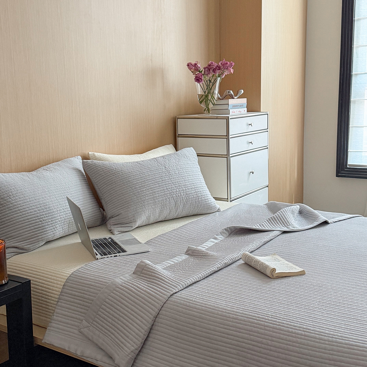 91家纺网 家纺一手货源 找家纺 漫调家纺 2026新款韩国莫代尔夏被床盖系列-宽边直条款 雾灰