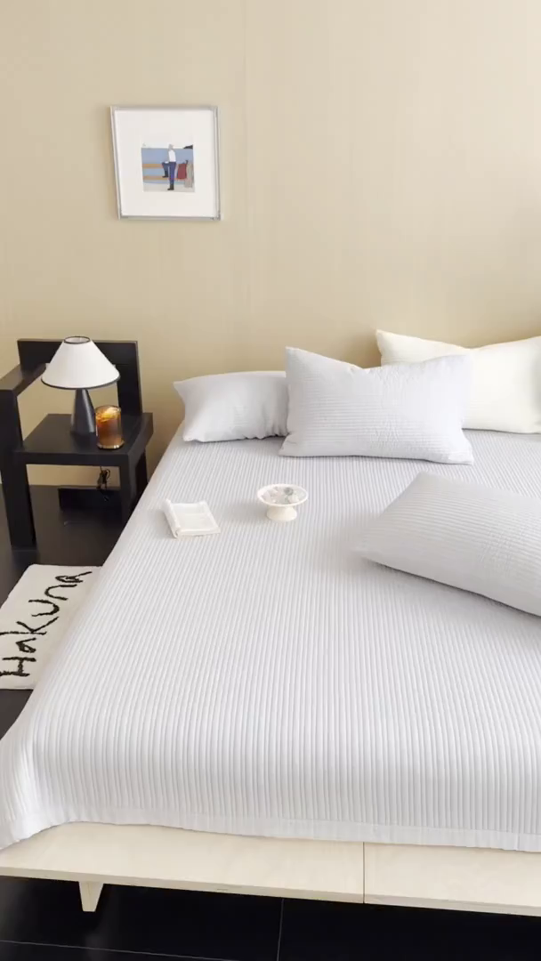 91家纺网 家纺一手货源 找家纺 漫调家纺 2026新款韩国莫代尔夏被床盖系列-宽边直条款 雾灰