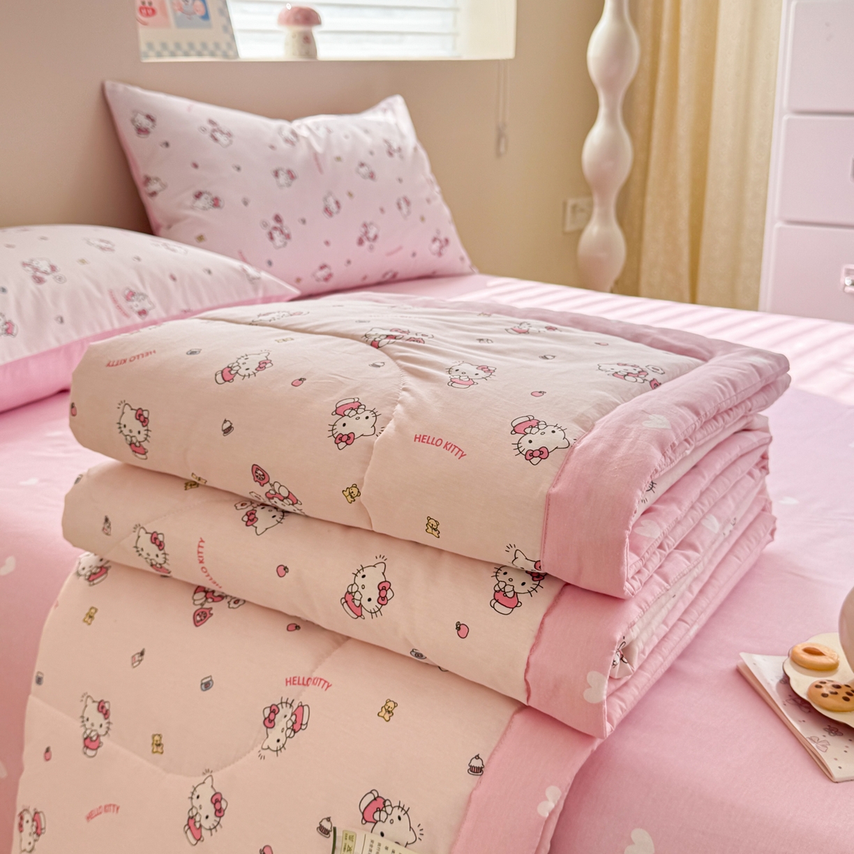 91家纺网 家纺一手货源 找家纺 沐辰 2026春夏新款A类三丽鸥蜡笔小新全棉棉花夏被夏凉被空调被 粉甜日记