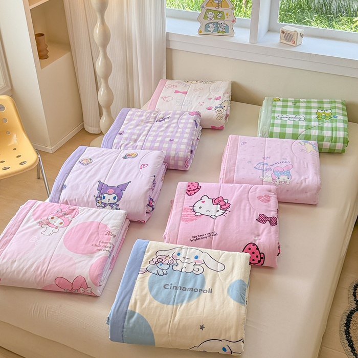 91家纺网 家纺一手货源 找家纺 沐辰 2026春夏新款A类三丽鸥蜡笔小新全棉棉花夏被夏凉被空调被 组合图仅供展示不可下单