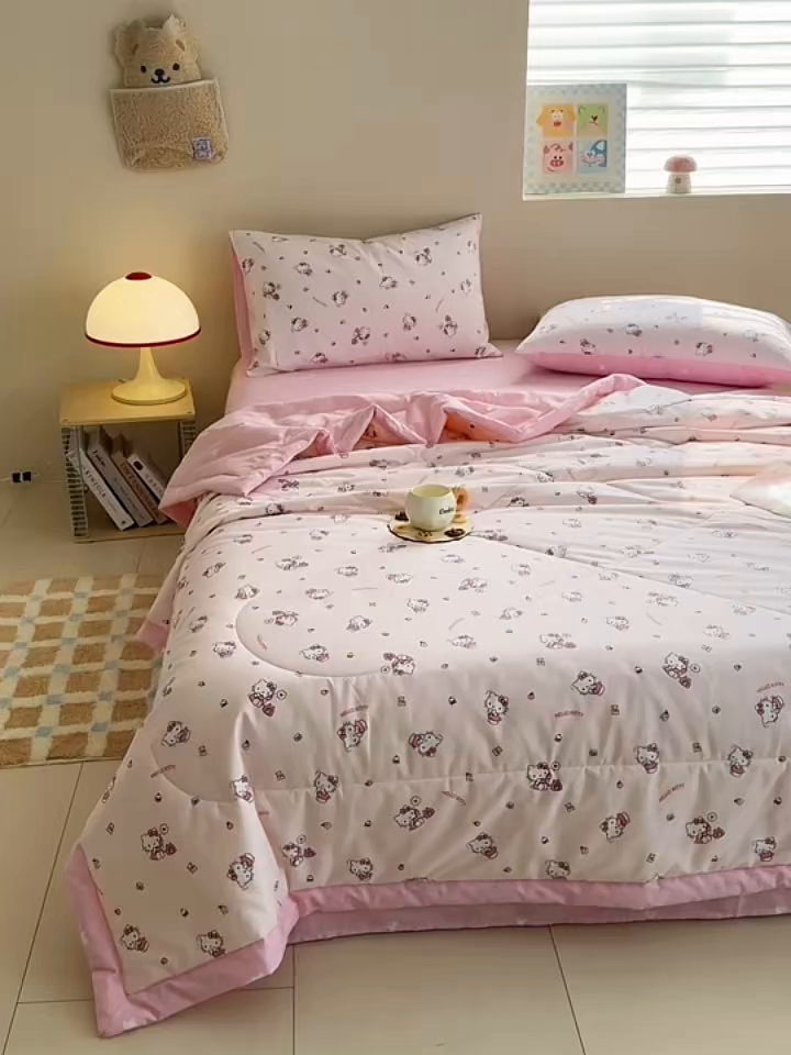 91家纺网 家纺一手货源 找家纺 沐辰 2026春夏新款A类三丽鸥蜡笔小新全棉棉花夏被夏凉被空调被 粉甜日记
