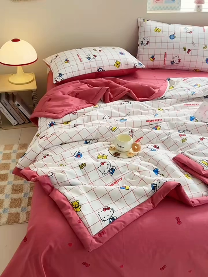 91家纺网 家纺一手货源 找家纺 沐辰 2026春夏新款A类三丽鸥蜡笔小新全棉棉花夏被夏凉被空调被 方格凯蒂猫
