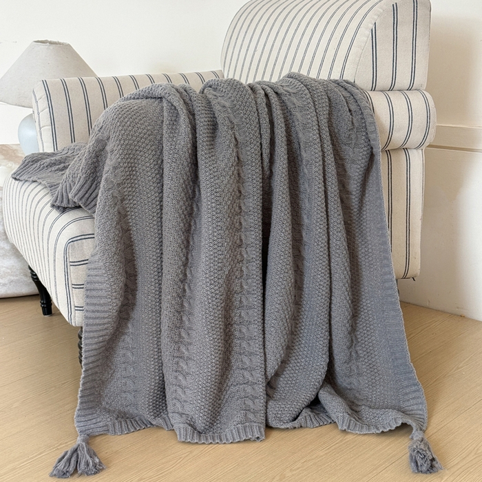 91家纺网 家纺一手货源 找家纺 丹本家纺 2026新款针织毛毯鹿毛绒纯色流苏航空休闲毯办公午睡盖毯多功能装饰毯 烟墨灰