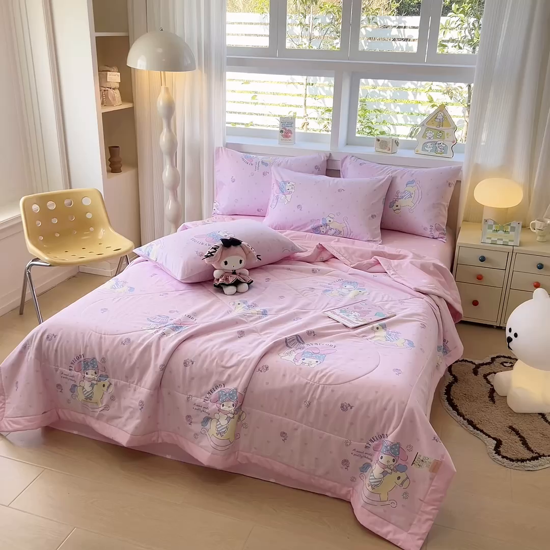 91家纺网 家纺一手货源 找家纺 沐辰 2026春夏新款A类三丽鸥蜡笔小新全棉棉花夏被夏凉被空调被 开心美乐蒂