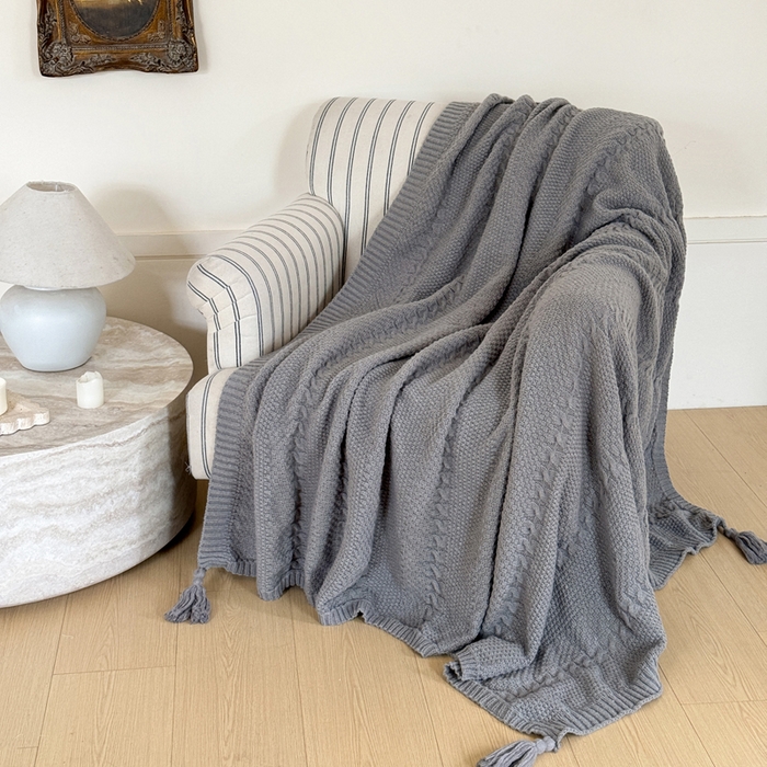 91家纺网 家纺一手货源 找家纺 丹本家纺 2026新款针织毛毯鹿毛绒纯色流苏航空休闲毯办公午睡盖毯多功能装饰毯 烟墨灰