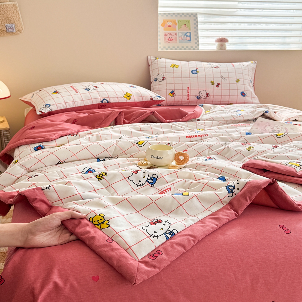 91家纺网 家纺一手货源 找家纺 沐辰 2026春夏新款A类三丽鸥蜡笔小新全棉棉花夏被夏凉被空调被 方格凯蒂猫