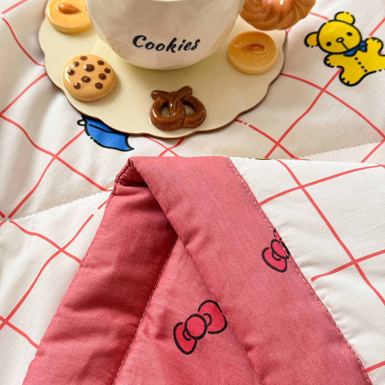 91家纺网 家纺一手货源 找家纺 沐辰 2026春夏新款A类三丽鸥蜡笔小新全棉棉花夏被夏凉被空调被 方格凯蒂猫