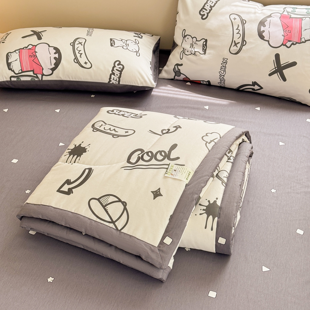 91家纺网 家纺一手货源 找家纺 沐辰 2026春夏新款A类三丽鸥蜡笔小新全棉棉花夏被夏凉被空调被 涂鸦小新