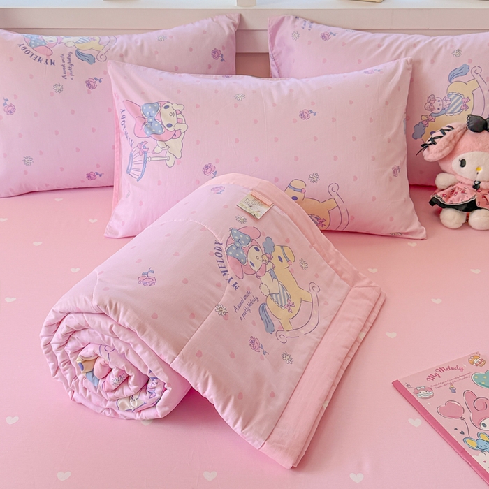 91家纺网 家纺一手货源 找家纺 沐辰 2026春夏新款A类三丽鸥蜡笔小新全棉棉花夏被夏凉被空调被 开心美乐蒂