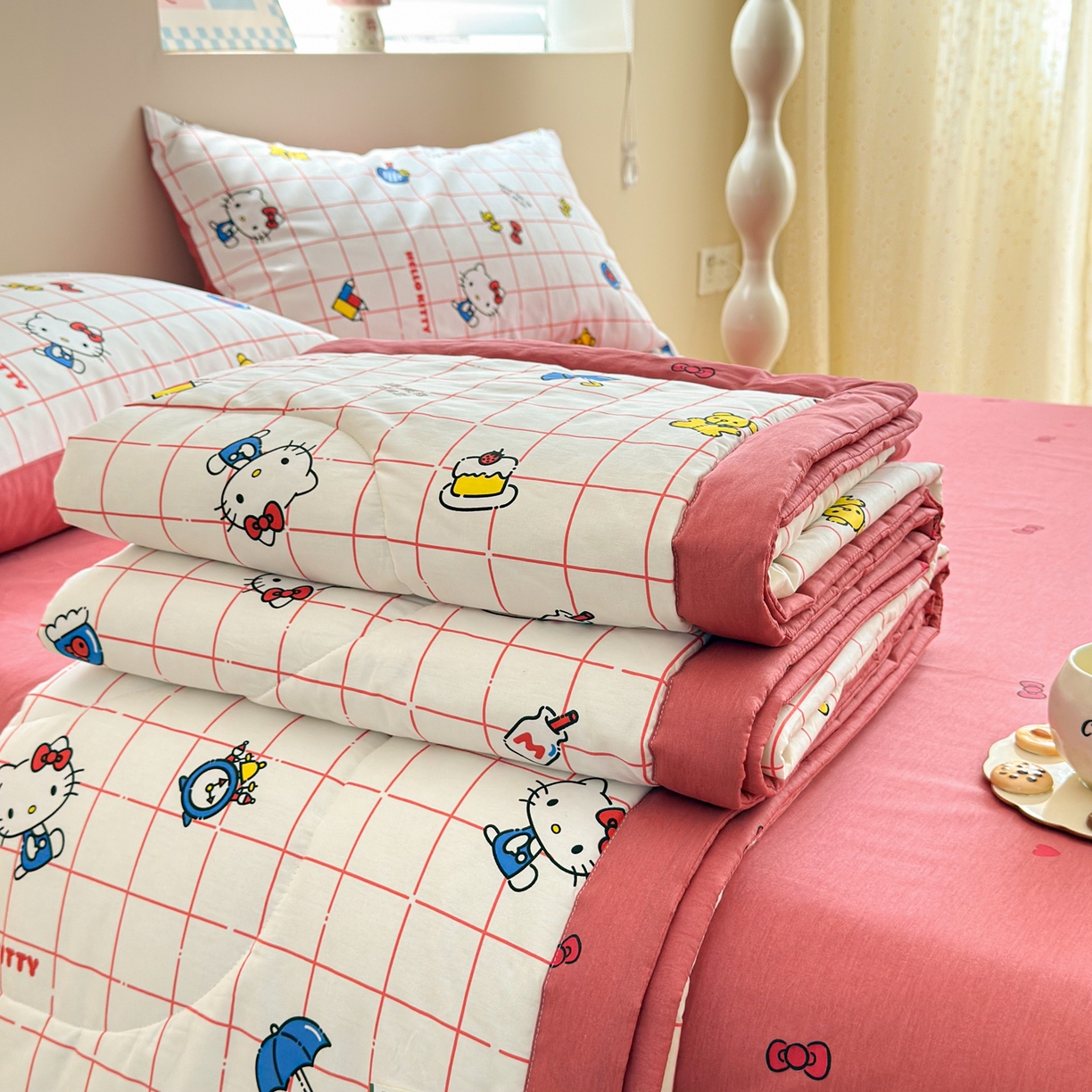 91家纺网 家纺一手货源 找家纺 沐辰 2026春夏新款A类三丽鸥蜡笔小新全棉棉花夏被夏凉被空调被 方格凯蒂猫