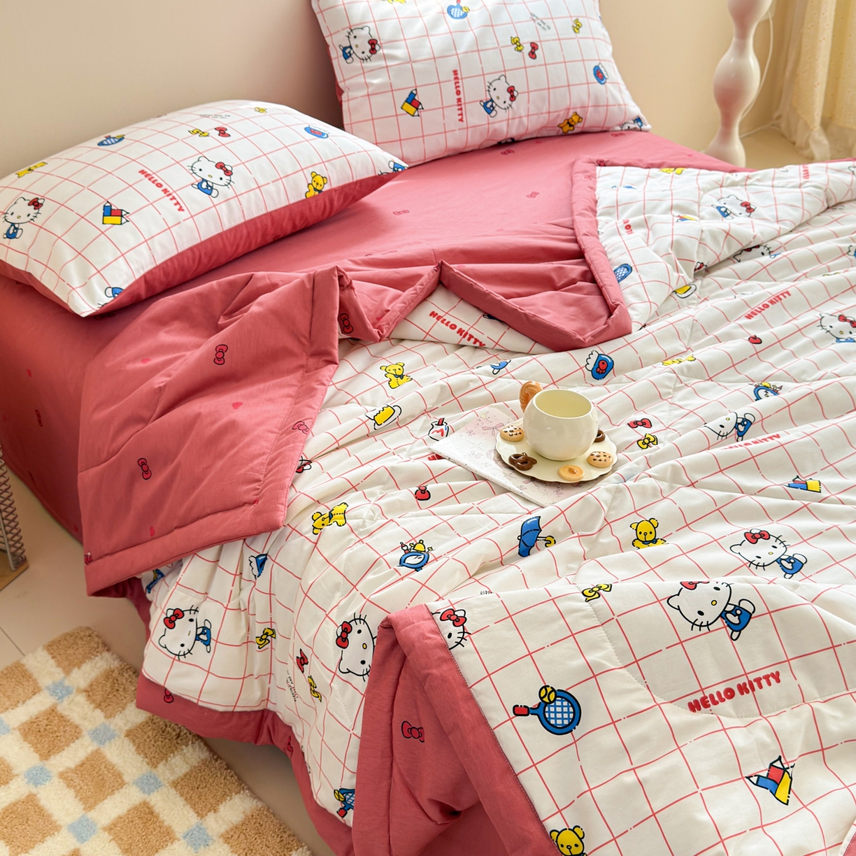 91家纺网 家纺一手货源 找家纺 沐辰 2026春夏新款A类三丽鸥蜡笔小新全棉棉花夏被夏凉被空调被 方格凯蒂猫