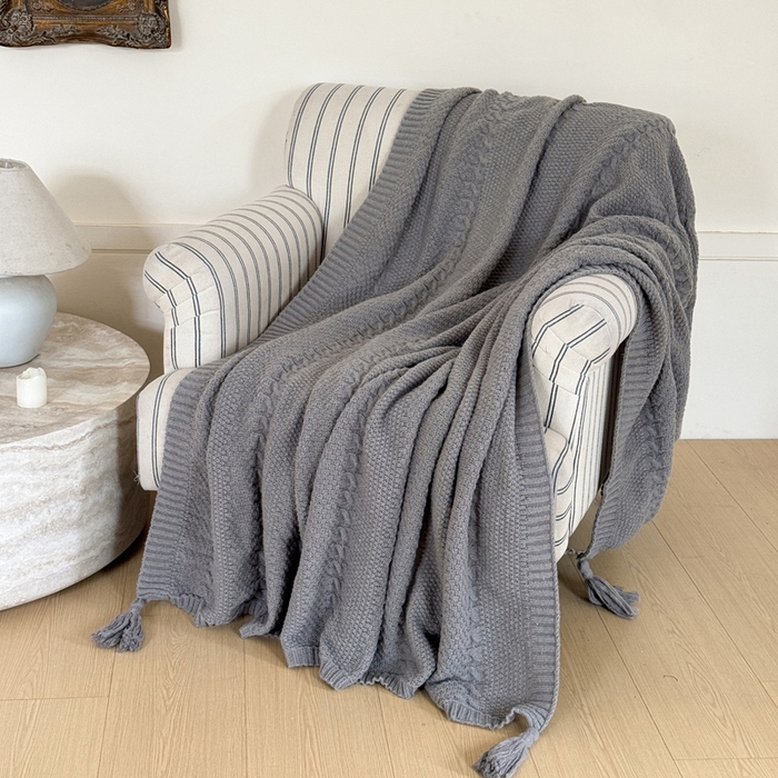 91家纺网 家纺一手货源 找家纺 丹本家纺 2026新款针织毛毯鹿毛绒纯色流苏航空休闲毯办公午睡盖毯多功能装饰毯 烟墨灰