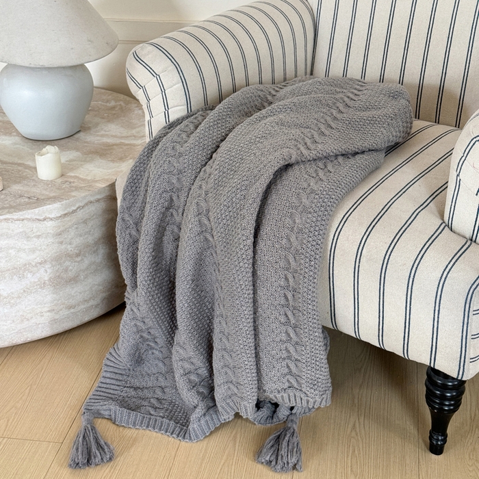 91家纺网 家纺一手货源 找家纺 丹本家纺 2026新款针织毛毯鹿毛绒纯色流苏航空休闲毯办公午睡盖毯多功能装饰毯 烟墨灰