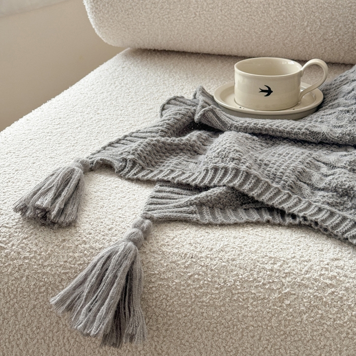 91家纺网 家纺一手货源 找家纺 丹本家纺 2026新款针织毛毯鹿毛绒纯色流苏航空休闲毯办公午睡盖毯多功能装饰毯 烟墨灰