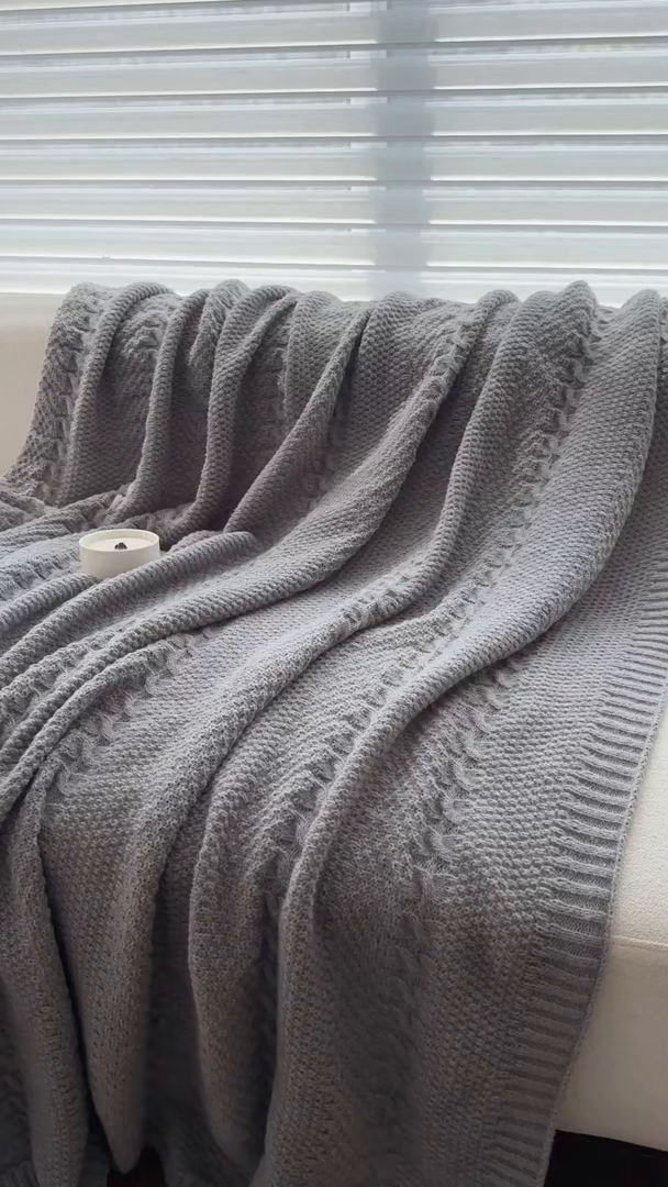 91家纺网 家纺一手货源 找家纺 丹本家纺 2026新款针织毛毯鹿毛绒纯色流苏航空休闲毯办公午睡盖毯多功能装饰毯 烟墨灰