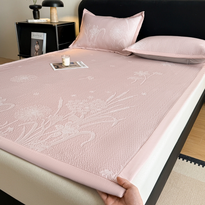 91家纺网 家纺一手货源 找家纺 （总）鑫琪莱家纺 2026新款提花浮雕凉豆豆凉感凉席床单款