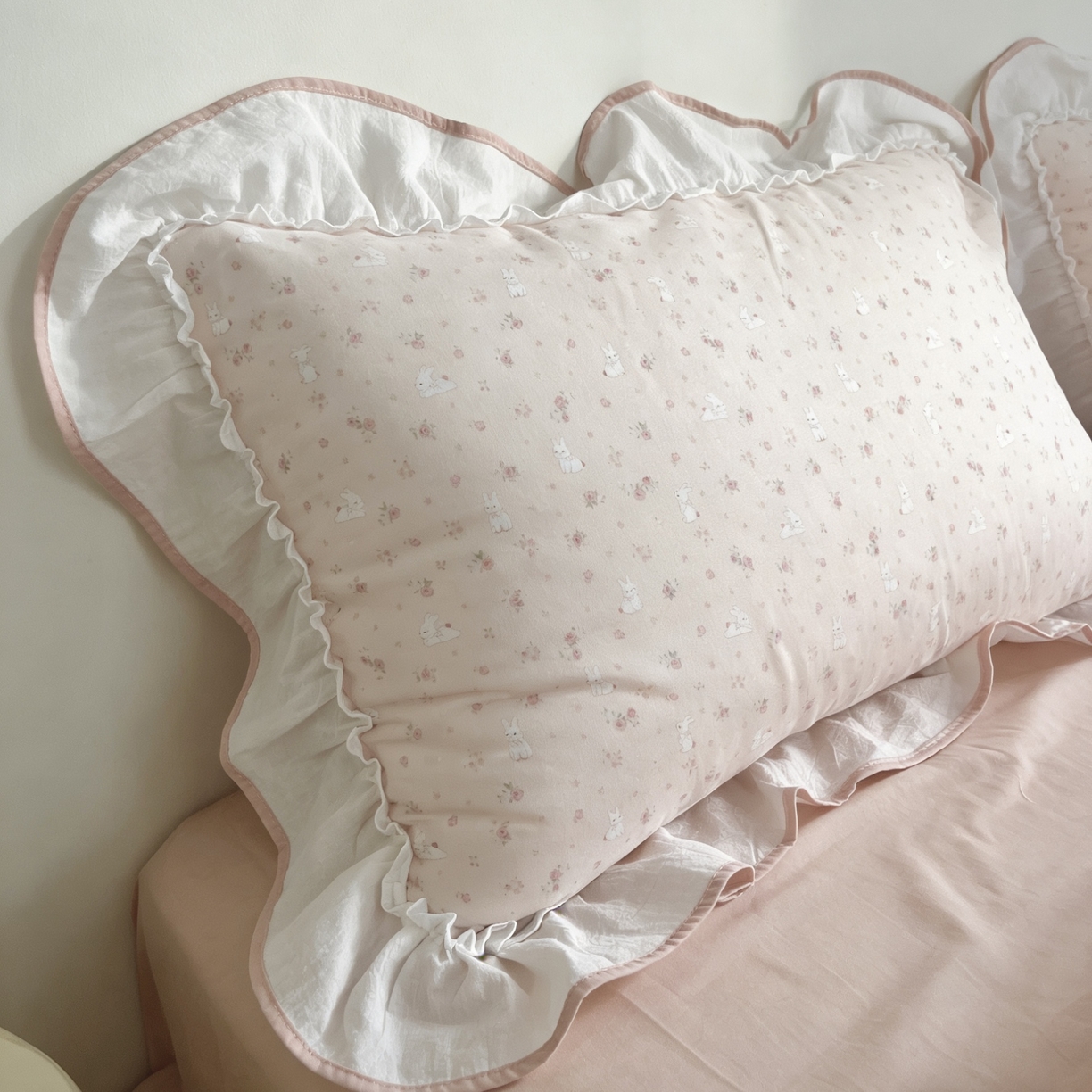 91家纺网 家纺一手货源 找家纺 荣轩家居 2026春夏新款韩式重工泡芙花边工艺款全棉纯棉双层纱四件套（铺床版）絮语