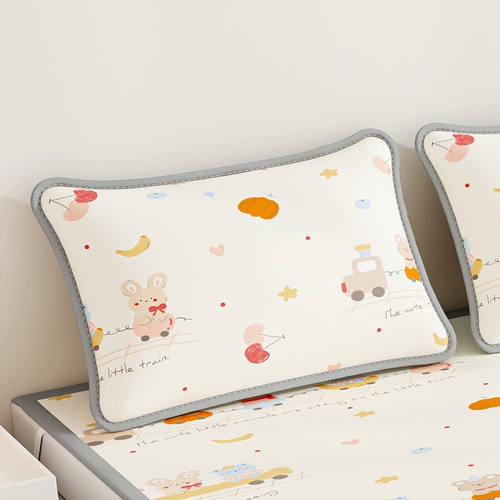 91家纺网 家纺一手货源 找家纺 家品罗兰 2026新款小冰皮卡通冰丝枕套 萌宝小火车