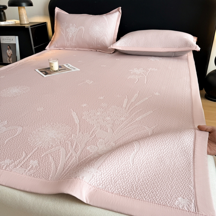 91家纺网 家纺一手货源 找家纺 鑫琪莱家纺 2026新款提花浮雕凉豆豆凉感凉席床单款 蒲公英粉