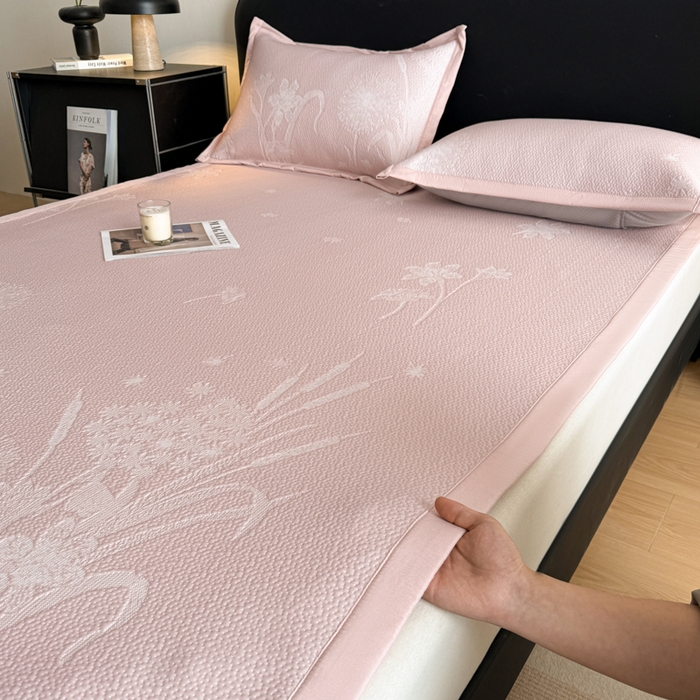 91家纺网 家纺一手货源 找家纺 鑫琪莱家纺 2026新款提花浮雕凉豆豆凉感凉席床单款 蒲公英粉