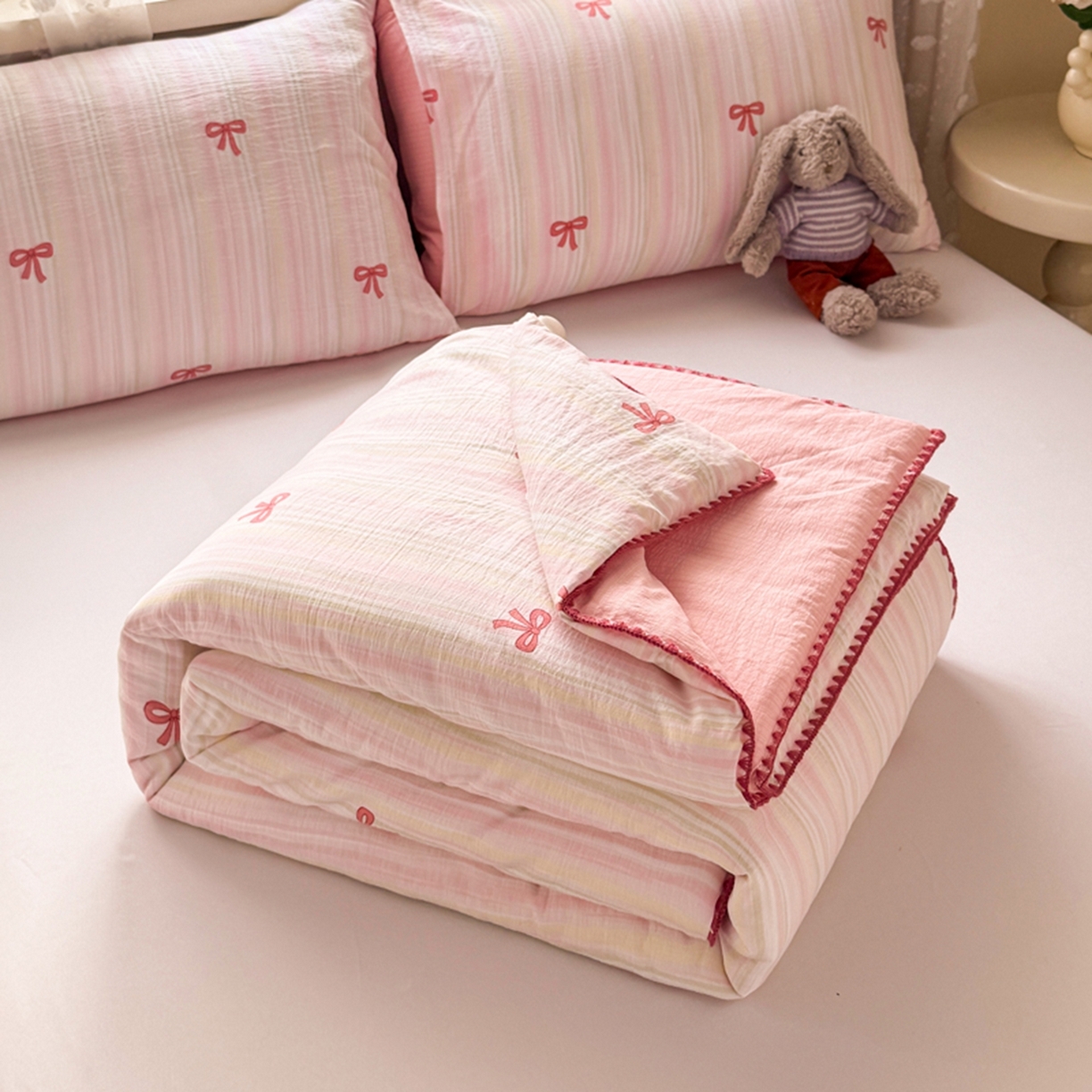 91家纺网 家纺一手货源 找家纺 （总）雅蔓依家纺 2026春夏新款三角针贝壳边木棉云感双层纱棉花夏被夏凉被空调被