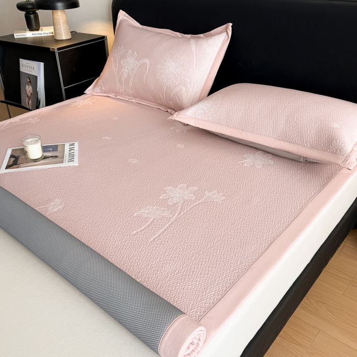 91家纺网 家纺一手货源 找家纺 鑫琪莱家纺 2026新款提花浮雕凉豆豆凉感凉席床单款 蒲公英粉