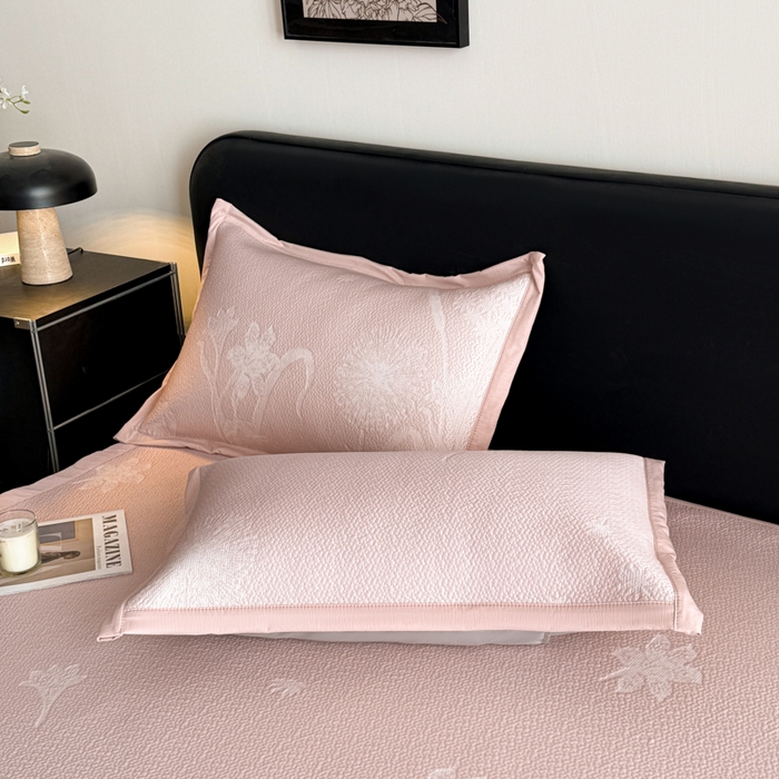 91家纺网 家纺一手货源 找家纺 鑫琪莱家纺 2026新款提花浮雕凉豆豆凉感凉席床单款 蒲公英粉