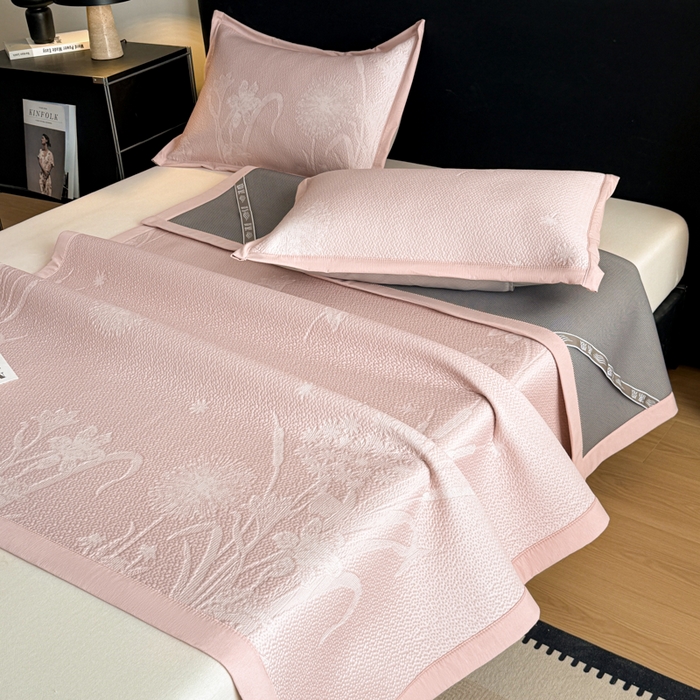 91家纺网 家纺一手货源 找家纺 鑫琪莱家纺 2026新款提花浮雕凉豆豆凉感凉席床单款 蒲公英粉