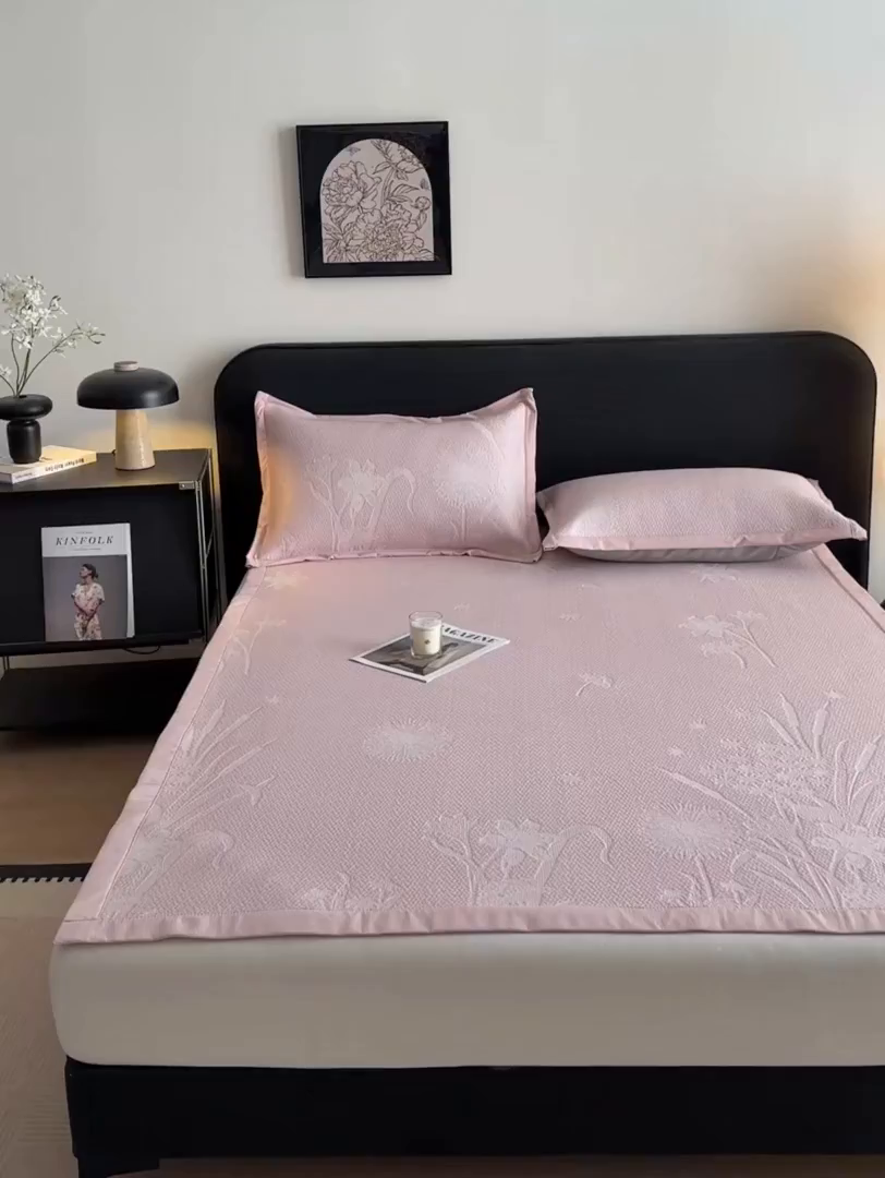 91家纺网 家纺一手货源 找家纺 鑫琪莱家纺 2026新款提花浮雕凉豆豆凉感凉席床单款 蒲公英粉