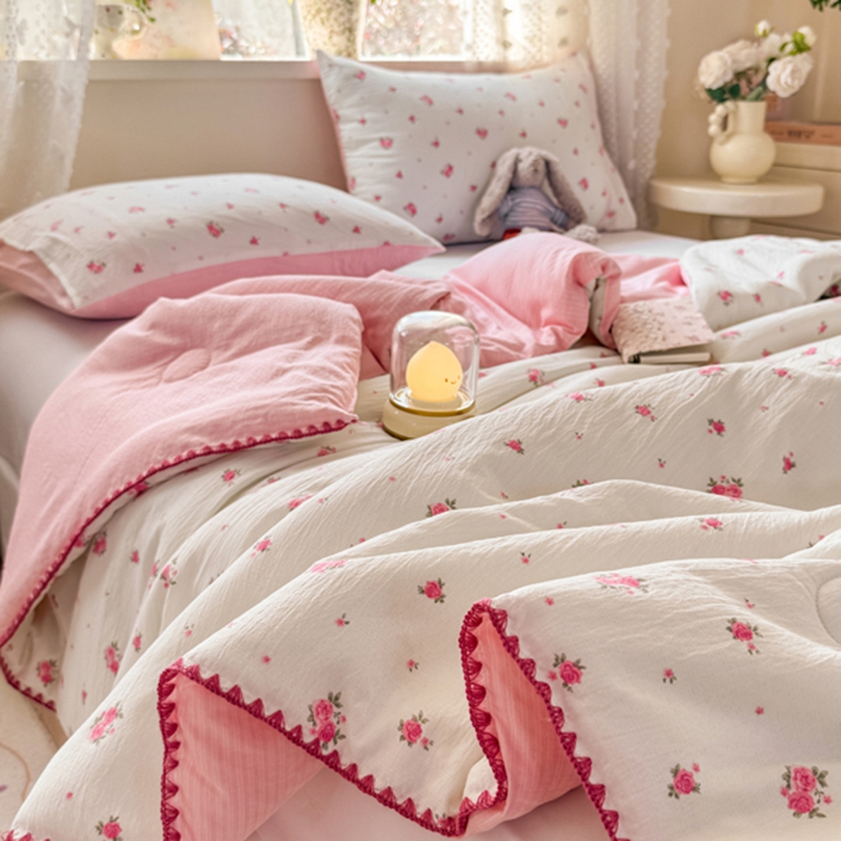 91家纺网 家纺一手货源 找家纺 雅蔓依家纺 2026春夏新款三角针贝壳边木棉云感双层纱棉花夏被夏凉被空调被 春日梦语