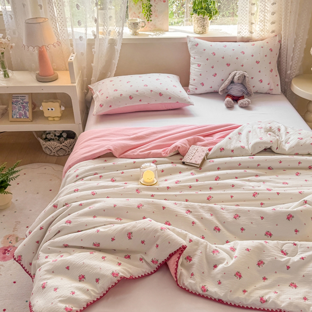 91家纺网 家纺一手货源 找家纺 雅蔓依家纺 2026春夏新款三角针贝壳边木棉云感双层纱棉花夏被夏凉被空调被 春日梦语