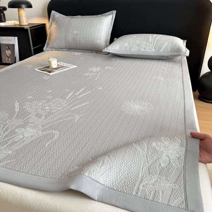 91家纺网 家纺一手货源 找家纺 鑫琪莱家纺 2026新款提花浮雕凉豆豆凉感凉席床单款 蒲公英灰